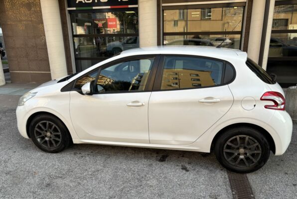 Peugeot 208 -2013        4